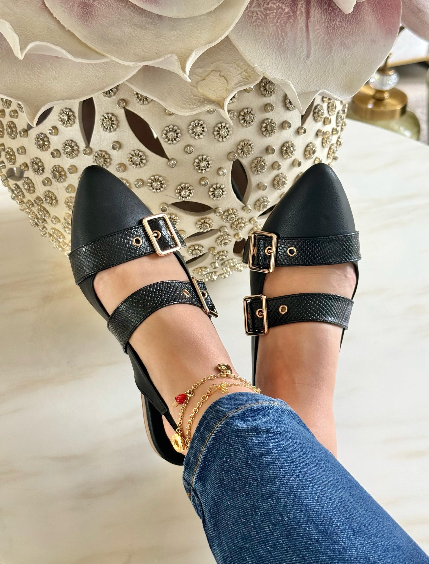 Sandalias Y2417 para mujer – Suela baja con hebillas Negro | Ylo Shoes