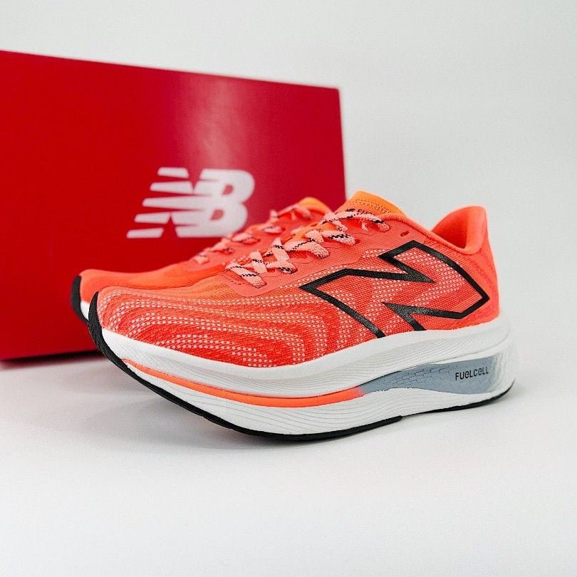 NEW BALANCE FUELCELL NARANJA LETRA NEGRA