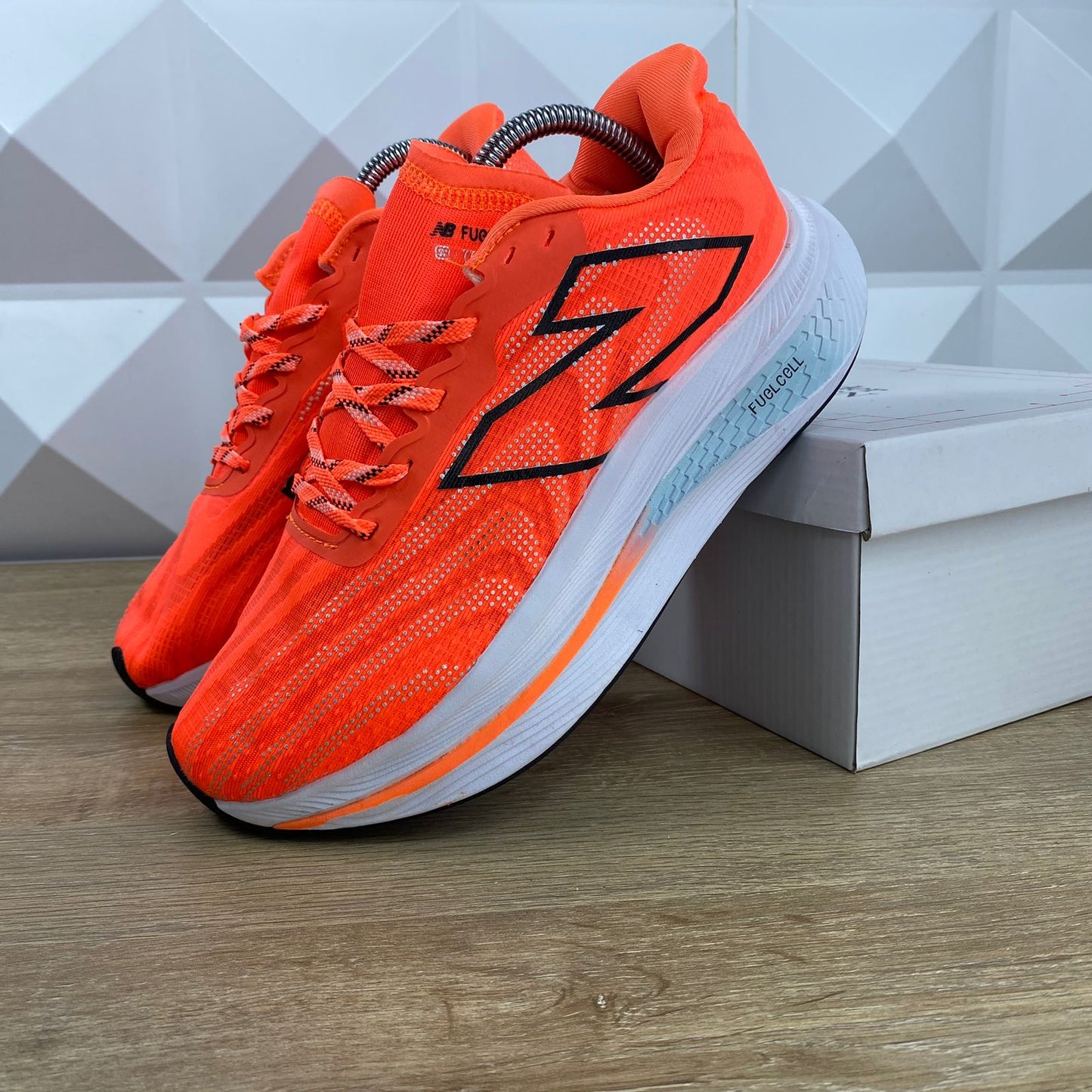 NEW BALANCE FUELCELL NARANJA LETRA NEGRA