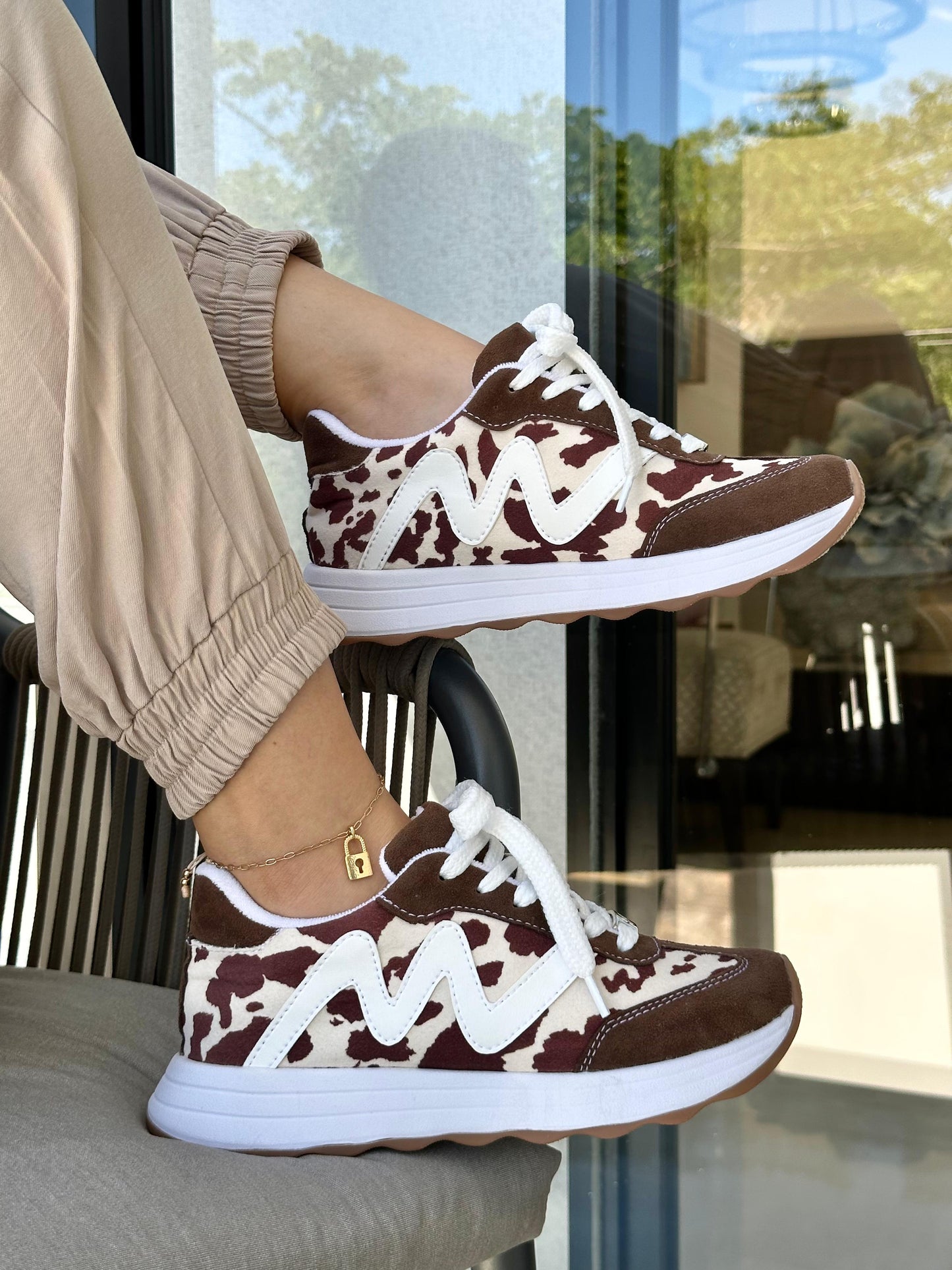 Tenis Zarela Cow Print para mujer – Suela bicolor, tallaje normal | Ylo Shoes