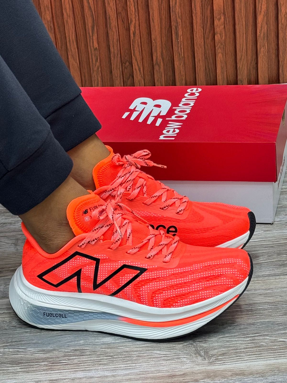 NEW BALANCE FUELCELL NARANJA LETRA NEGRA