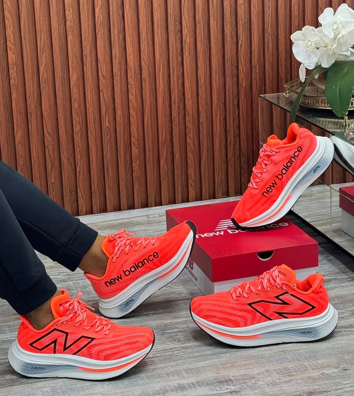 NEW BALANCE FUELCELL NARANJA LETRA NEGRA