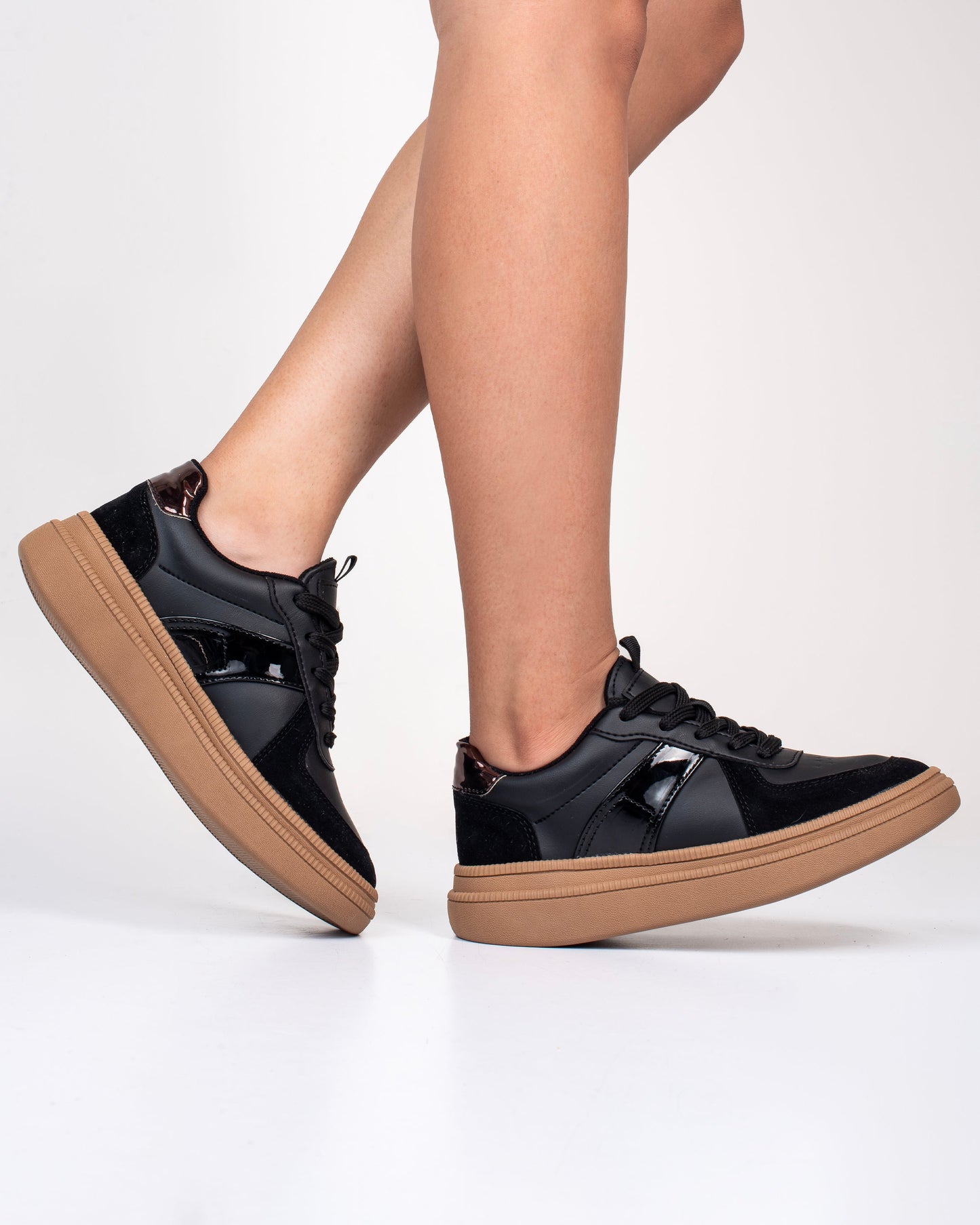 Tenis V687 – Suela baja bicolor con plantilla confort | Ylo Shoes