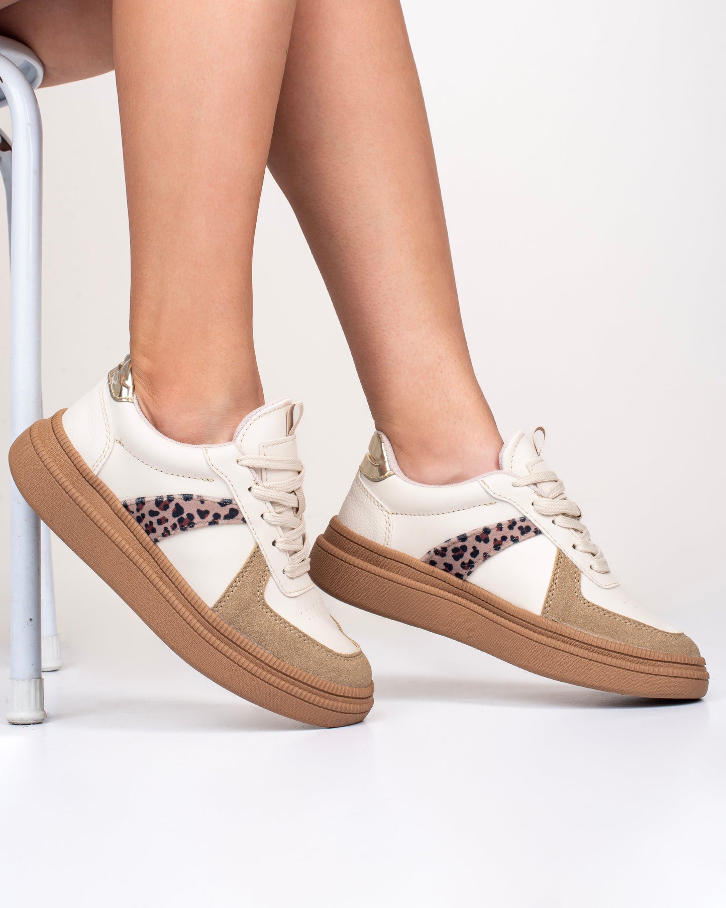 Tenis V687 – Suela baja bicolor con plantilla confort | Ylo Shoes