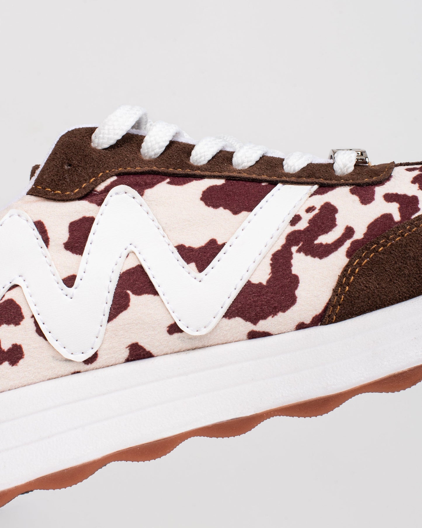 Tenis Zarela Cow Print para mujer – Suela bicolor, tallaje normal | Ylo Shoes