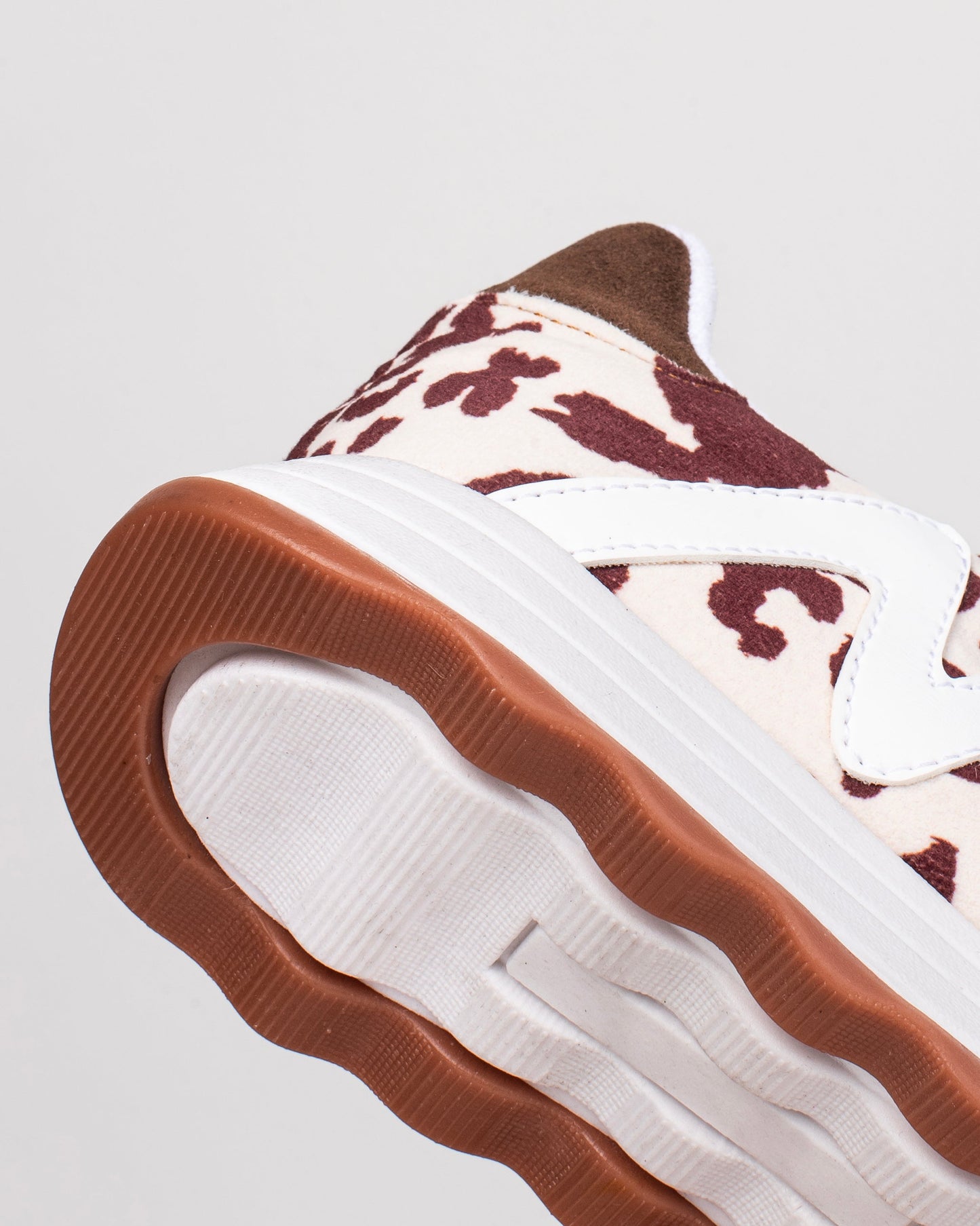 Tenis Zarela Cow Print para mujer – Suela bicolor, tallaje normal | Ylo Shoes