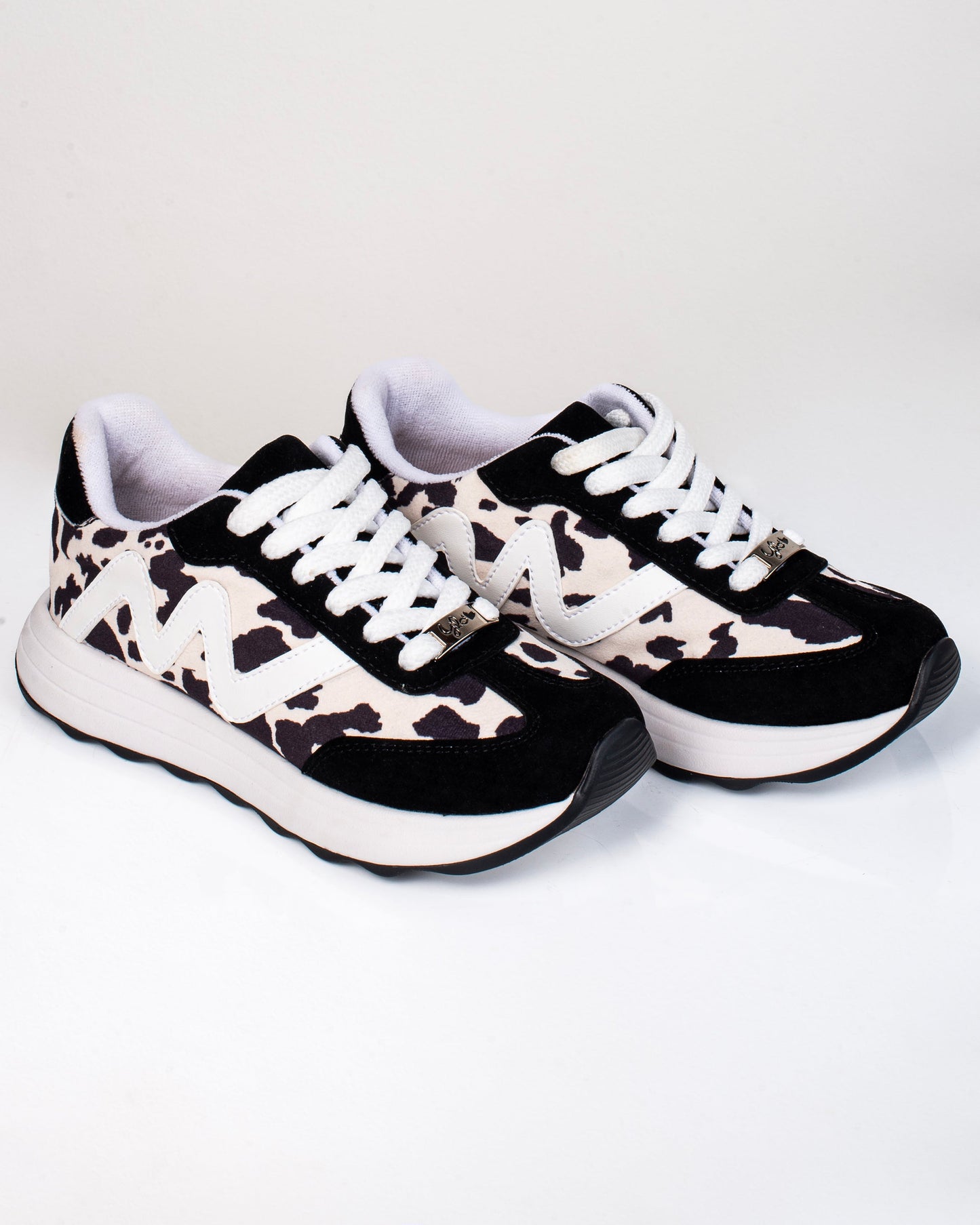 Tenis Zarela Cow Print para mujer – Suela bicolor, tallaje normal | Ylo Shoes