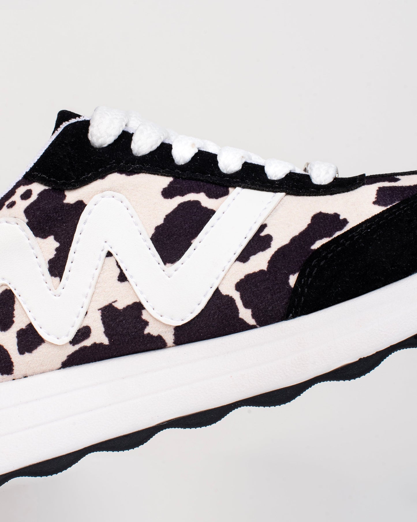 Tenis Zarela Cow Print para mujer – Suela bicolor, tallaje normal | Ylo Shoes