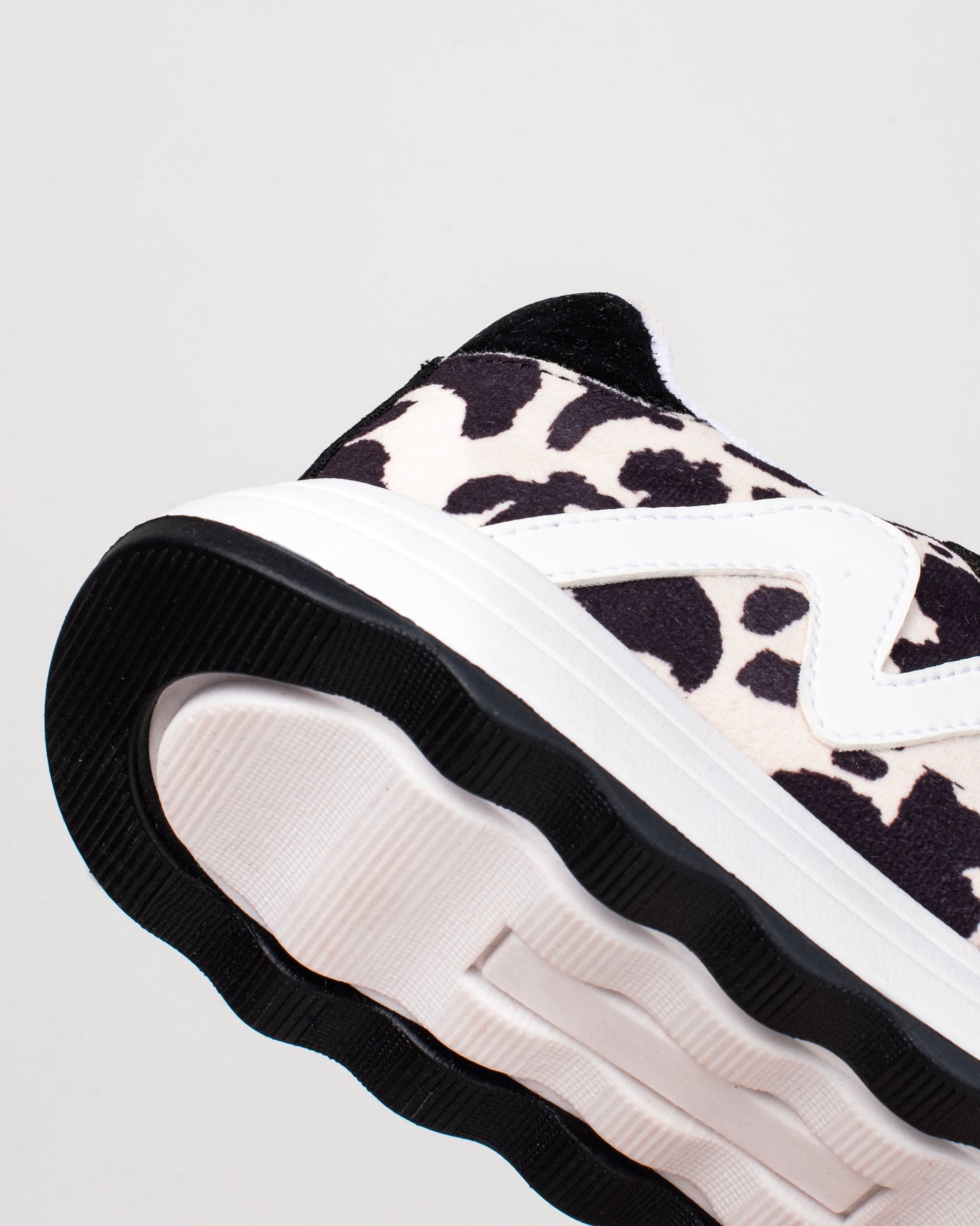 Tenis Zarela Cow Print para mujer – Suela bicolor, tallaje normal | Ylo Shoes