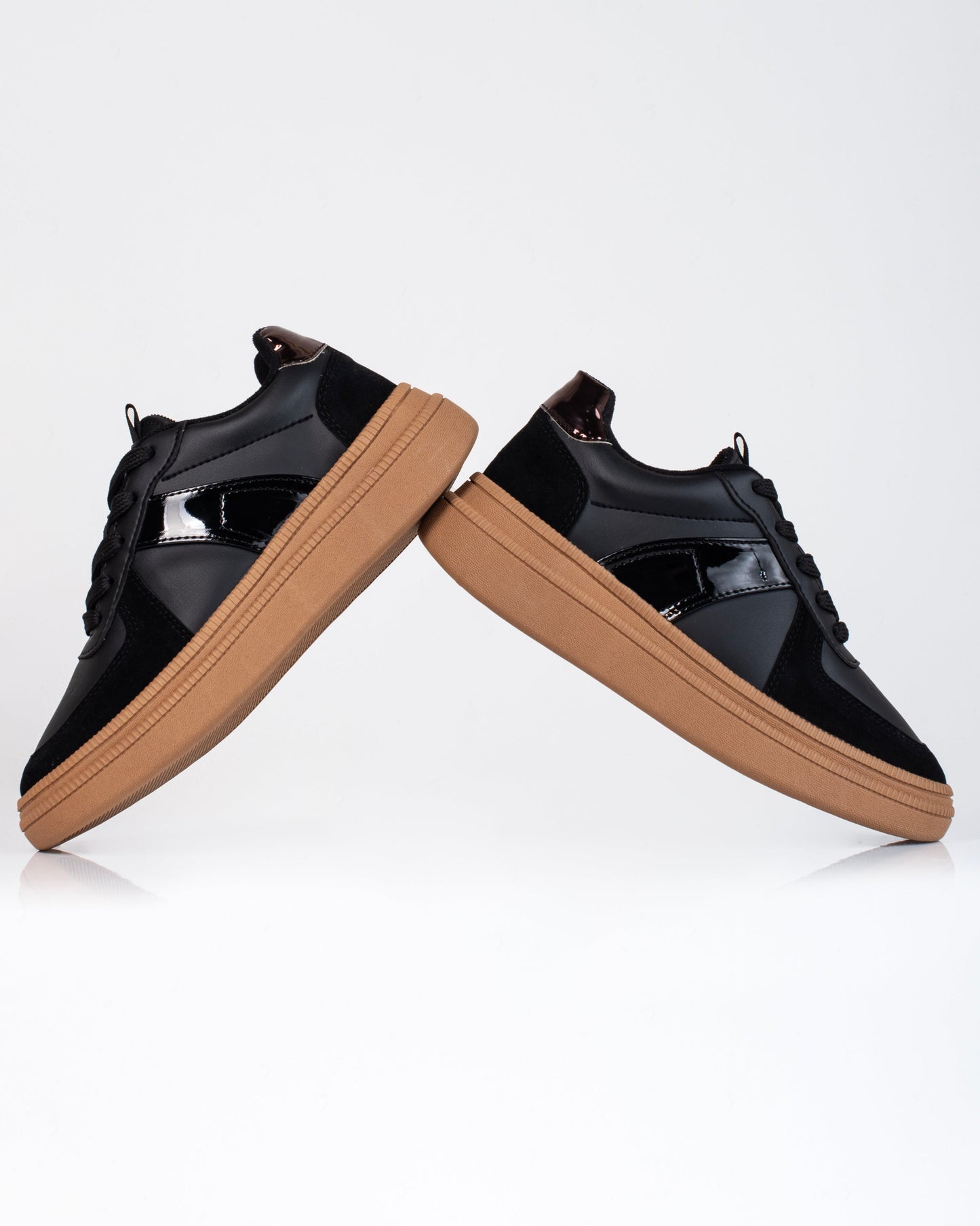 Tenis V687 – Suela baja bicolor con plantilla confort | Ylo Shoes