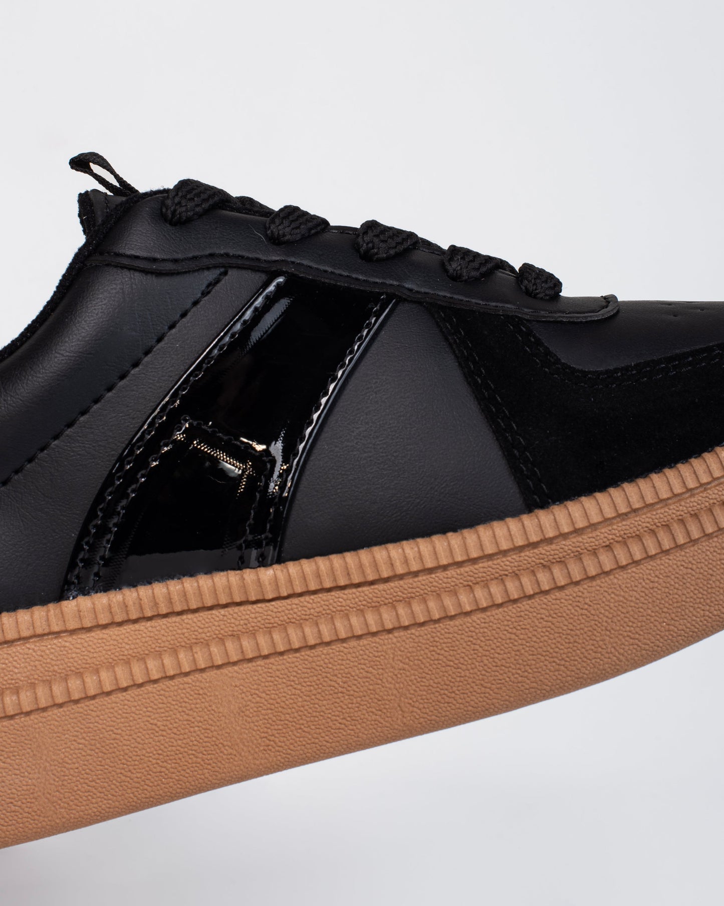 Tenis V687 – Suela baja bicolor con plantilla confort | Ylo Shoes