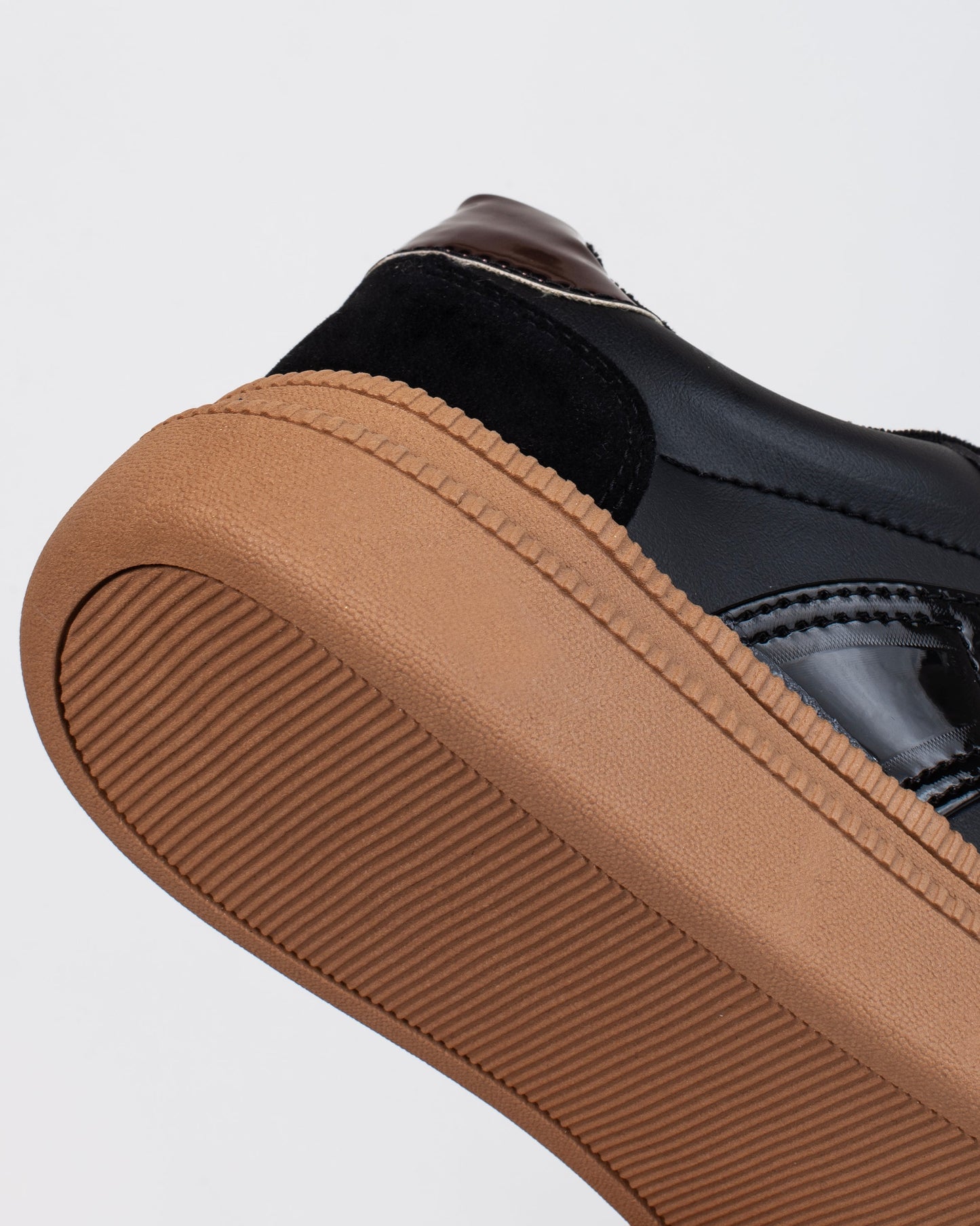 Tenis V687 – Suela baja bicolor con plantilla confort | Ylo Shoes