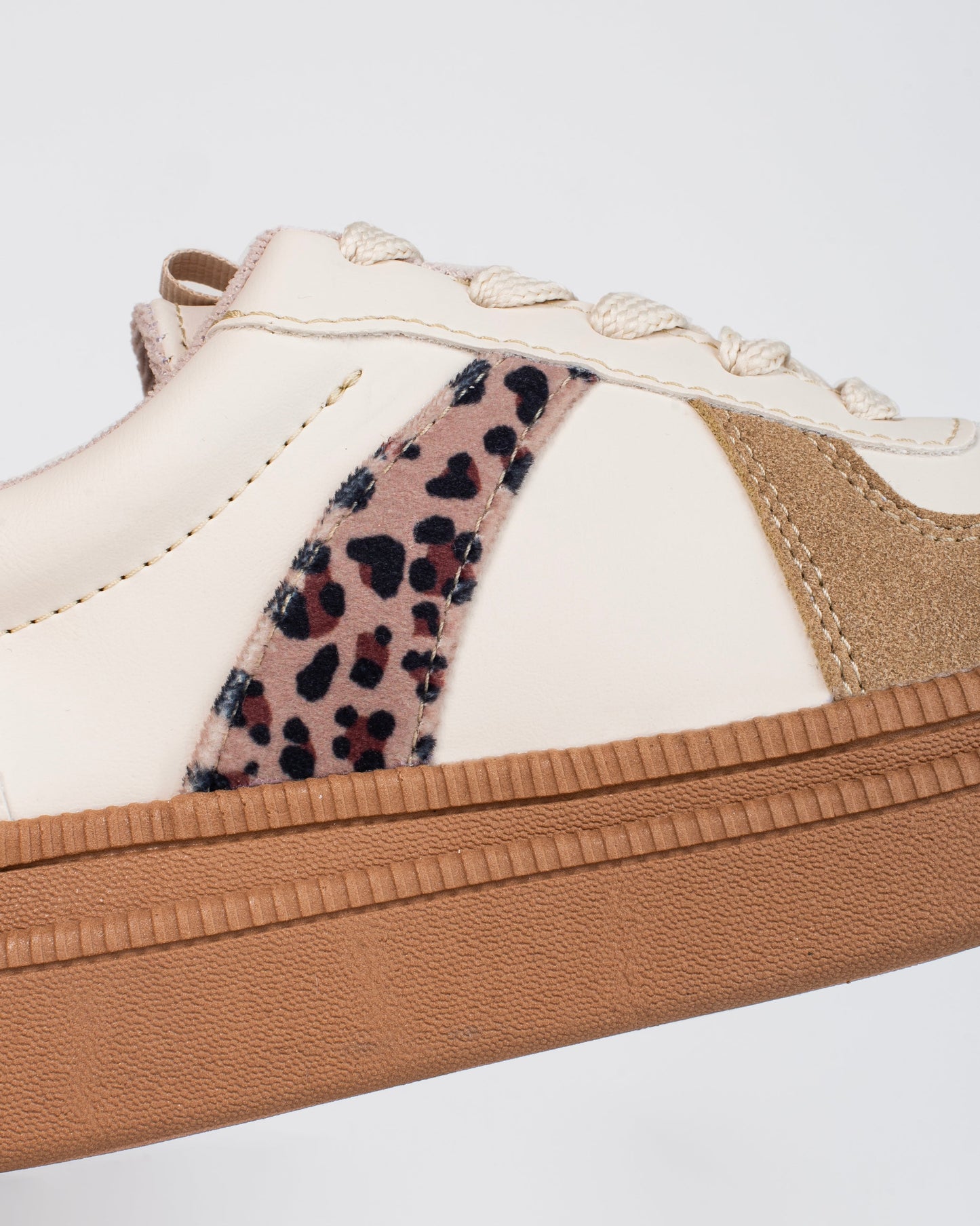 Tenis V687 – Suela baja bicolor con plantilla confort | Ylo Shoes