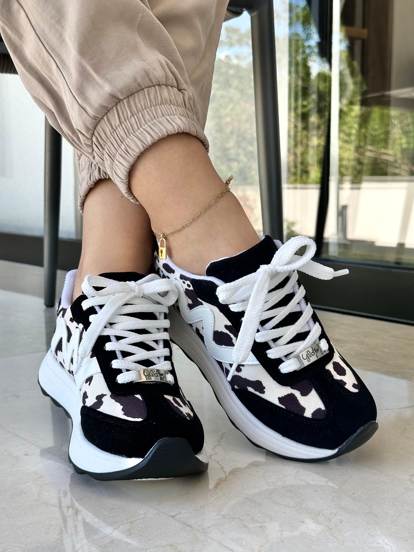 Tenis Zarela Cow Print para mujer – Suela bicolor, tallaje normal | Ylo Shoes